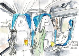 Pociąg do Lublina. Szkic wykonany atramentem wodoodpornym i akwarelą przedstawia niebieskie fotele pociągi interCity, z napojami na stolikach i kurtkami na wieszakach, w tle okna pociągu i sąsiedni rząd foteli.