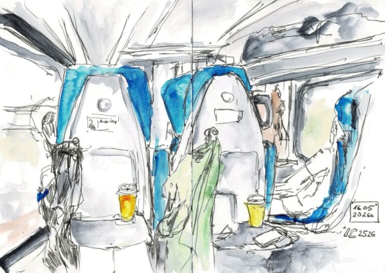 Pociąg do Lublina. Szkic wykonany atramentem wodoodpornym i akwarelą przedstawia niebieskie fotele pociągi interCity, z napojami na stolikach i kurtkami na wieszakach, w tle okna pociągu i sąsiedni rząd foteli.